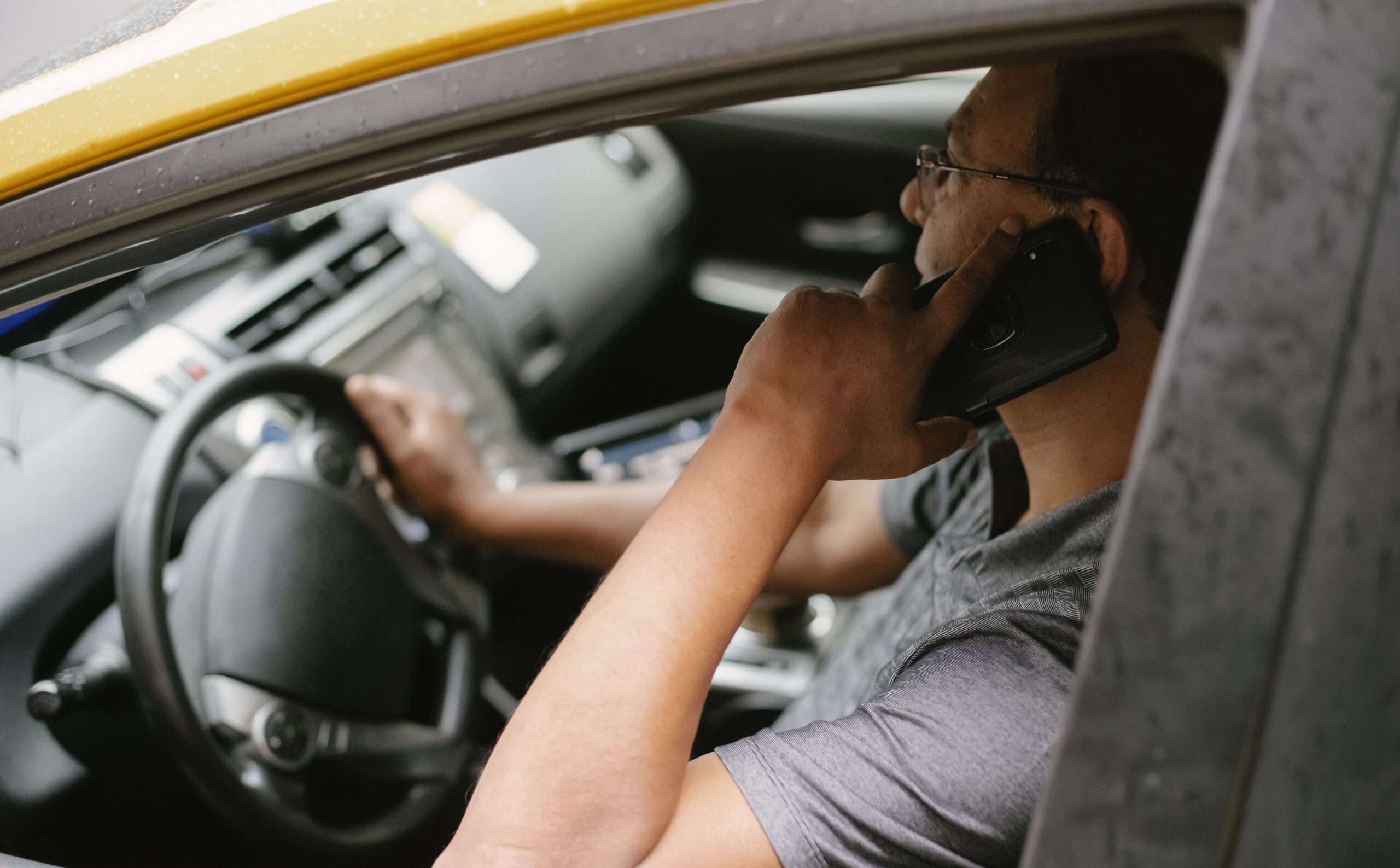 Korzystanie z telefonu przez kierującego, a odpowiedzialność za wypadek drogowy (kolizję drogową)